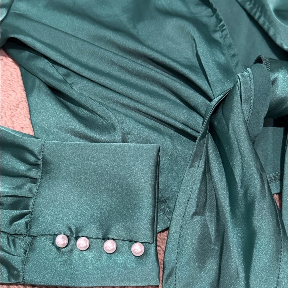 Top Chic Hunter Green Satin-Like Tie-Front Blouse Size Large New - Picture 2 of 6
